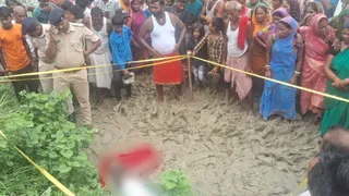 घटना स्थल पर जुटी स्थानीय लोगों की भीड़।