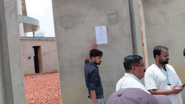 सीतापुर में 27 कब्जाधारकों को डीएम कोर्ट का नोटिस, पूर्व सपा विधायक अनूप गुप्ता भी शामिल