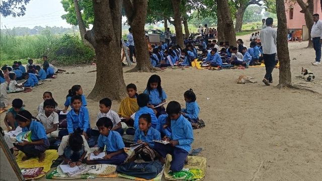 सारण के इस स्कूल में 605 छात्रों के लिए सिर्फ 2 कमरे, पेड़ों की छांव में पढ़ने को मजबूर बच्चे; CM को भेजा आवेदन

