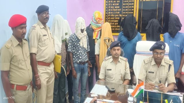 सिमडेगा में पुलिस की बड़ी कार्रवाई, 8 फरार वारंटी गिरफ्तार
