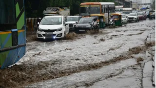जलभराव के चलते लगा जाम। फोटो: जागरण
