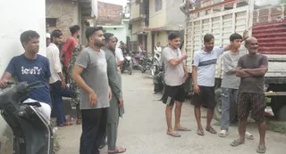 ईलाहीबाग में यूपी एटीएस व एनआईए के छापा के दौरान गली में कानाफूसी करते लोग। जागरण