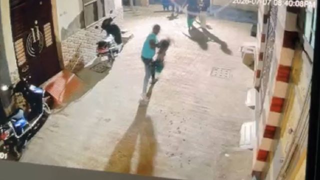 पिता ने पांच साल की बेटी को जमीन पर पटका, वीडियो वायरल होते ही घर पहुंची हरियाणा पुलिस

