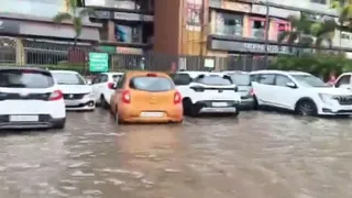 नोएडा में आम हो गया है जलभराव का नजारा। वीडियो ग्रैब