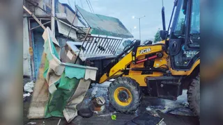 आमजन के लिए बने फुटपाथ पर किए गए अतिक्रमण को ध्वस्त करता निगम का बुलडोजर (बैकहोलोडर)