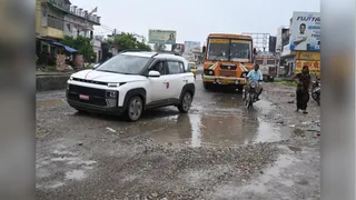 लाल फाटक से बदायूं रोड पर हो रहे गहरे गड्ढे राहगीरों का निकलना हो रहा मुश्किल। जागरण