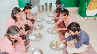बेसिक शिक्षा विभाग के एक परिषदीय विद्यालय में मिड डे मील खाते बच्चे। जागरण आर्काइव।