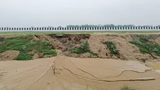 जलालाबाद क्षेत्र के ग्राम लहसना में हवाई पट्टी के पास बहकर आई मिट्टी। जागरण