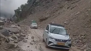 भूस्खलन व बोल्डर आने के चलते लगातार बंद हो रहे मार्ग। जागरण