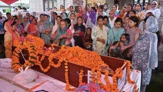 बलिदानी के पार्थिव शरीर के सामने बिलखती पत्नी और अन्य. Jagran