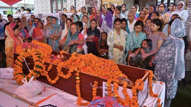 उत्तराखंड के वीर सपूत बलवंत को नम आंखों से अंतिम विदाई, तिरंगे में लौटे जीवनसाथी को देखकर फूट-फूटकर रोई संगीता 
