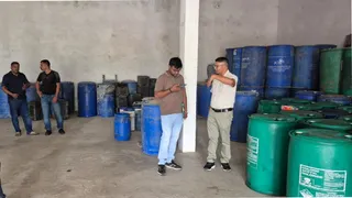 किच्छा में गोदाम के अंदर एसटीएफ की टीम।