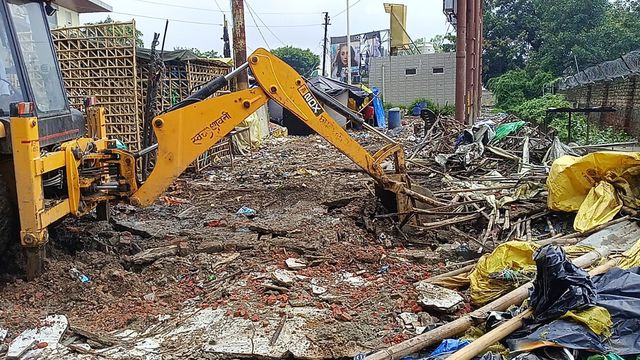 शाहजहांपुर में रक्षा भूमि पर फिर गरजा बुलडोजर: 1 साल में दूसरी बार ढहाया अवैध ढाबा, देखें एक्शन
