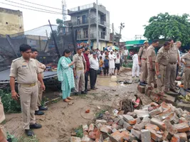 खुर्जा के गांव मुंडाखेड़ा में घटनास्थल पर पहुंची एसडीएम प्रतीक्षा पांडे और अन्य अधिकारी l जागरण