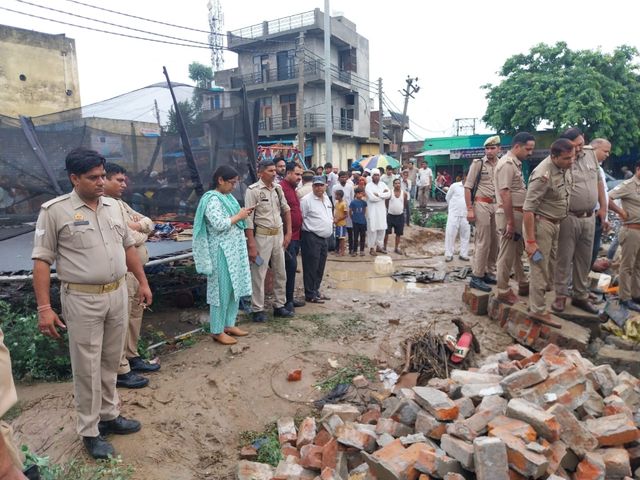 बुलंदशहर: बारिश में मस्जिद की बाउंड्रीवाल गिरने से परिवार के छह सदस्य मलबे में दबे, तीन की मौत
