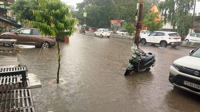 मुजफ्फरनगर में मूसलधार बरसात से जनजीवन प्रभावित, कई गांवों का जिले से संपर्क कटा, खादर में बाढ़ की आशंका