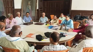 आचार्य पाठ्यक्रम समिति की बैठक में विषय-विशेषज्ञ द्वारा प्रस्तुत पाठ्यक्रम का अवलोकन करते सदस्य। (सौ. पीआरओ)