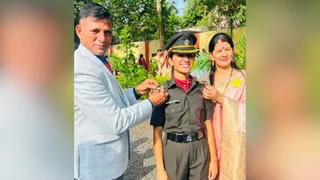 लेफ्टिनेंट आस्था बिष्ट के कांधे पर सितारे सजाते माता-पिता। स्वजन