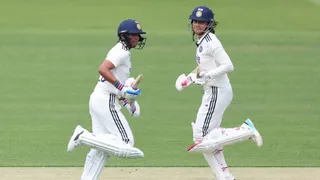 ENG W vs IND W Test: स्मृति-हरमनप्रीत के दम पर भारत का चुनौतीपूर्ण स्कोर, इंग्‍लैंड की खराब शुरुआत