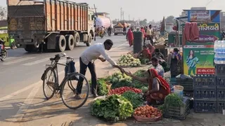 सड़क किनारे सजीं सब्जी की दुकाने। जागरण