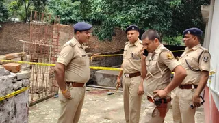 घटनास्थल पर जांच करने पहुंची पुलिस।