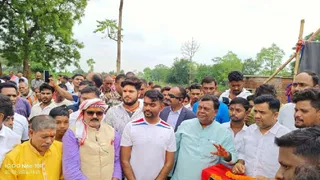 नावाडीह में आवासीय विद्यालय के शिलान्यास के मौके पर उपस्थित गिरिडीह सांसद चन्द्र प्रकाश चौधरी, डुमरी विधायक जयराम महतो और अन्य। (फोटो जागरण)