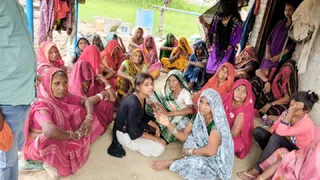 कौशांबी में मंझनपुर क्षेत्र के महुआ खांड़ा गांव में युवक की हत्या के बाद गमगीन महिलाएं। जागरण
