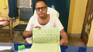 बरहट में रजिस्टर दिखाते डॉ. विवेक कुमार सिंह। (जागरण)