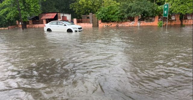 Rain Alert: कानपुर में 15 जुलाई तक वर्षा का अलर्ट, धंस रहीं सड़कें, जलभराव, स्कूलों में अवकाश की मांग
