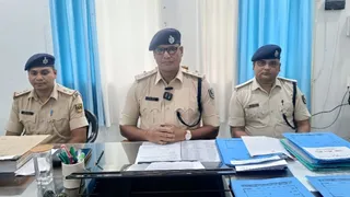 कटिहार में अमूल चॉकलेट के डिब्बे से खुली स्मैक तस्करी की पोल। जानकारी देते पुलिस अधिकारी।