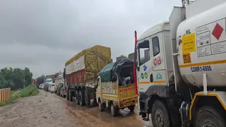 देवल गांव के निकट अंडरपास में पानी भरने और राजमार्ग पर वाहन खराब होने के चलते राजमार्ग पर लगा जाम।