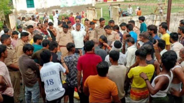 आम तोड़ने पेड़ पर चढ़ा बच्चा आया करंट की चपेट में, वहीं चिपककर तोड़ दिया दम; मैनपुरी में ग्रामीणों ने घेरा सब स्टेशन
