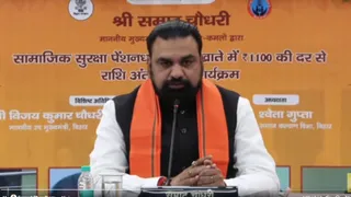 पेंशन की राशि हस्तांतरण के बाद विचार रखते सीएम सम्राट चौधरी।