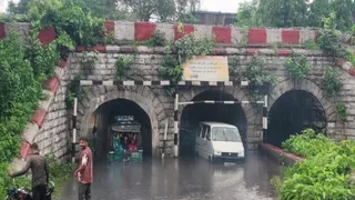 टुंडू रेल अंडरपास में फंसी मारुति। (फोटो जागरण)