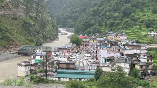 होटल व होमस्टे आदि की पहली मंजिल नदी के पानी में डूबी। जागरण