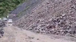 ऋषिकेश-गंगोत्री राष्ट्रीय राजमार्ग पर नगुण गाड के पास गोजमीर भूस्खलन जोन से सिंगल लेन में खतरे के बीच पास होते वाहन। जागरण
