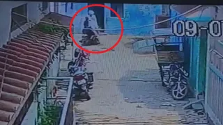 मीरजापुर के रामबाग मछली गली में सड़क धंसी चलती मोटरसाइकिल गड्ढे में समाई नाना नातिन घायल।