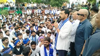 मेरठ में धरने को संबोधित करते सांसद चंद्रशेखर।