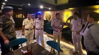 बार और रेस्तरां में सुरक्षा मानकों की जांच करती धनबाद पुलिस