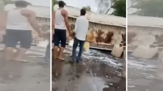 सोनभद्र में पलटा डीजल टैंकर, ग्रामीणों ने की डीजल लूटने की होड़।
