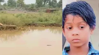 इसी गड्ढे में डूबा था बच्चा।