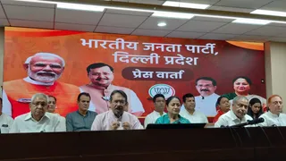 मुख्यमंत्री रेखा गुप्ता और दिल्ली प्रदेश भाजपा अध्यक्ष हर्ष मल्होत्रा के उपस्थित इंद्रप्रस्थ विकास पार्टी के संयोजक मुकेश गोयल व अन्य। फोटो: जागरण