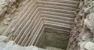 उत्खनन के दौरान मिली कलात्मक दीवार। फाइल फोटो