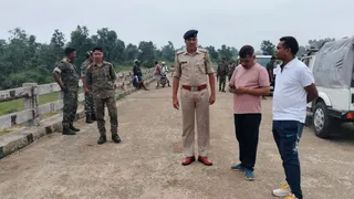 घटनास्थल की जांच करती पुलिस