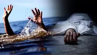 समयपुर बादली के संजय कालोनी में खाली प्लॉट में डूबने से सात साल के बच्चे की मौत हो गई।