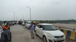 चुनार गंगा पुल पर फिल्म शूटिंग से लगा भीषण जाम।