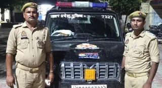 लुटेरों का पीछा कर पकड़ने वाले पीआरवी के सिपाही व होमगार्ड। सौ. पुलिस मीडिया सेल