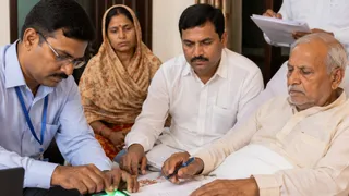 निबंधन कार्यालय नहीं, अधिकारी पहुंचते हैं लाभुक के पास