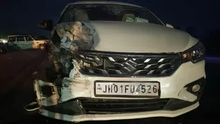 दुर्घटना ग्रस्त कार। जगारण