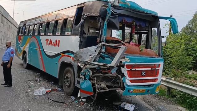 जम्मू-कश्मीर के सांबा में सड़क हादसा, बस-ट्रक की टक्कर में 9 घायल
